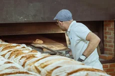 Boulanger sortant le pain du four