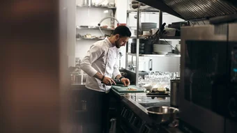 Chef cuisinier en cuisine